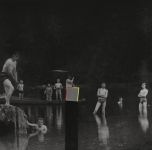 Photo de jeunes gens se baignant dans le Dou avec une barque avec le collage d\'un carré coloré.