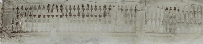 Photo ancienne, d\'un balcon blanc en bois.