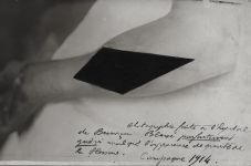 Photo redessinée montrant un avant bras blanc avec un losange noir dessus