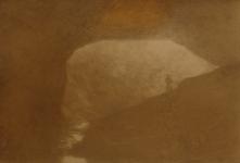 Photo redessinée intérieur d\'une caverne de couleur ocre sépia avec une personne devant de l\'en