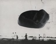 des femmes et des enfants regardant une forme noir dans la ciel