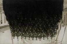 Photo renversée d'un groupe de militaires.