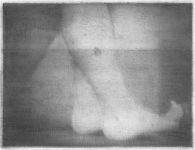 Pieds dans un bassin d\'eau